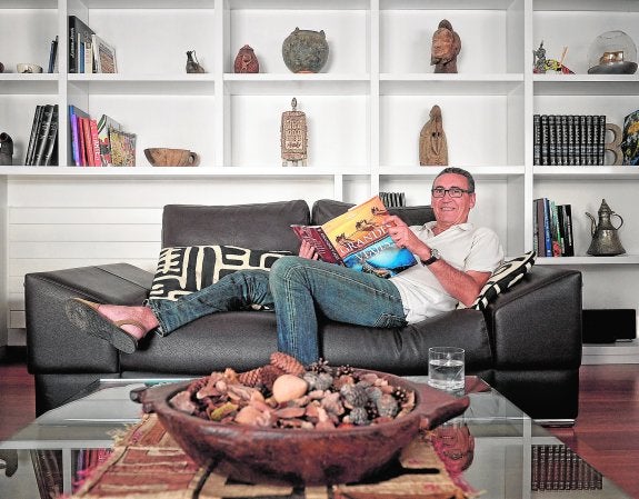 El doctor José Manuel Rodríguez, en su casa de Murcia. 