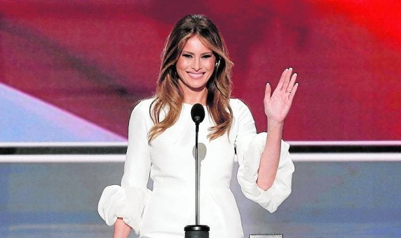 Melania Trump saluda tras intervenir en la Convención Republicana.