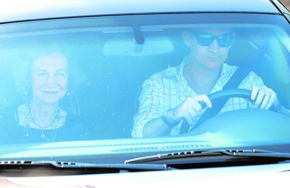 El Rey abandona la celebración del cumpleaños de su tía, Doña Pilar, con su madre, Sofía, de copiloto. Letizia no fue. :: r. c.
