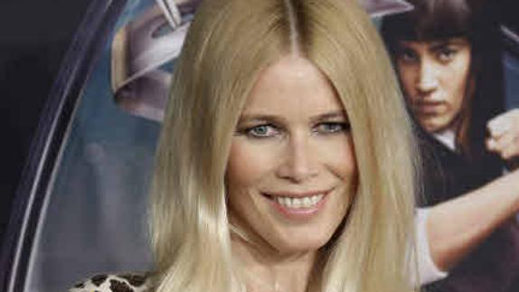 Claudia Schiffer, cogida por los pinos