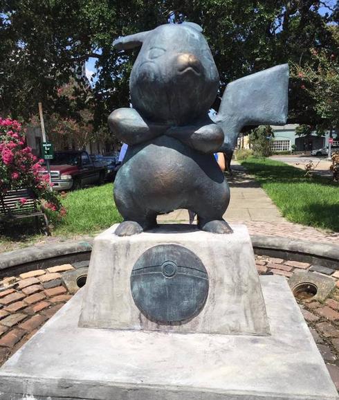 La estatua de Pikachu que ha aparecido e n Nueva Orleans este fin de semana esta atrayendo las miradas del mundo entero. 