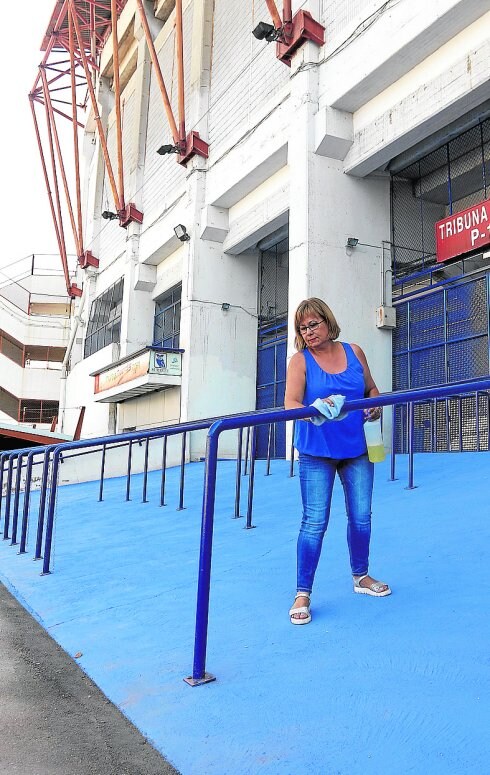 La entrada a la Tribuna de La Condomina, de azul.