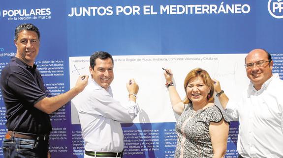 Bonig, el pasado mes de julio en Cartagena, junto a Albiol, Moreno y Sánchez, en la firma de un manifiesto a favor del Corredor Mediterráneo.