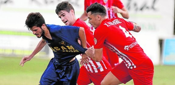 Isi Ros es agarrado de la camiseta por un jugador del Almería.