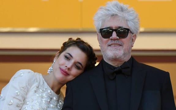 Pedro Almodóvar, junto a Adriana Ugarte, en la presentación de 'Julieta' en el Festival de Cannes. 