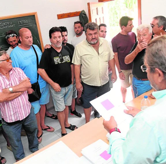 Los feriantes que optaban al sorteo, ayer en La Fica.