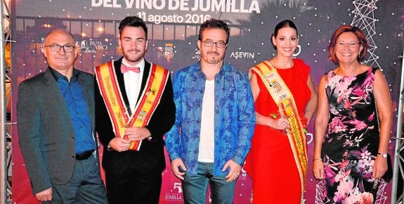 Roque Baños, en el centro, durante el acto, acompañado por los Vendimiadores Mayores, el edil Juan Gil y la alcaldesa Juana Guardiola. 