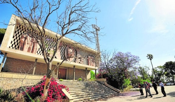 Iglesia del conjunto de Espinardo, con las esculturas de Francisco Toledo en su fachada. 