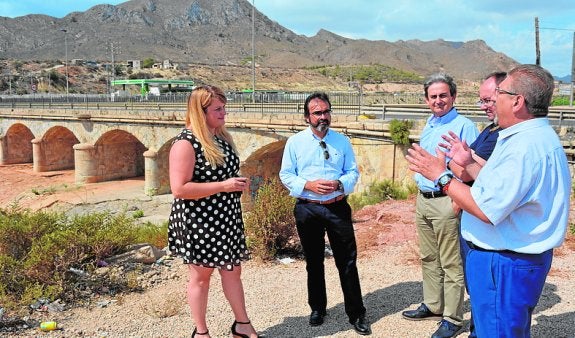 La alcaldesa, el consejero, el director general de Carreteras y dos ediles, ayer, junto al viaducto que salva la rambla.