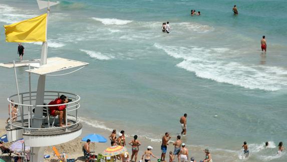 Bandera amarilla en la playa de Entremares. 