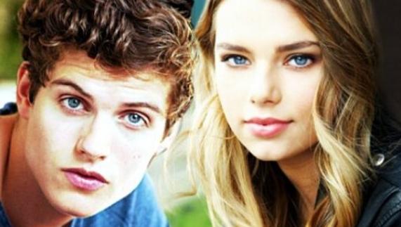 Daniel Sharman, que será Harry Styles, junto a la otra actriz.