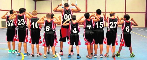 Sadiel Rojas con su equipo. 