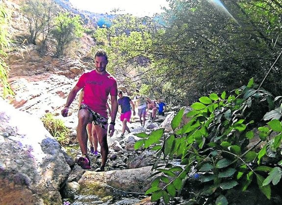 Bisbal, de senderismo por la Alpujarra almeriense. Kiko, en una lancha y Belén Esteban y su lectura estival. 