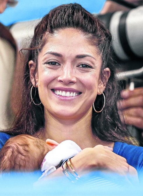 Nicole con el pequeño Boomer en brazos en Río de Janeiro.