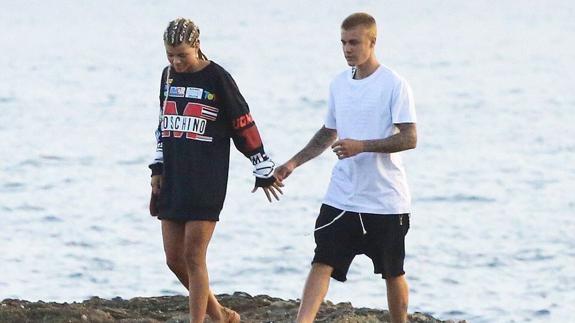 Justin Bieber y Sofia Richie pasean por la playa.