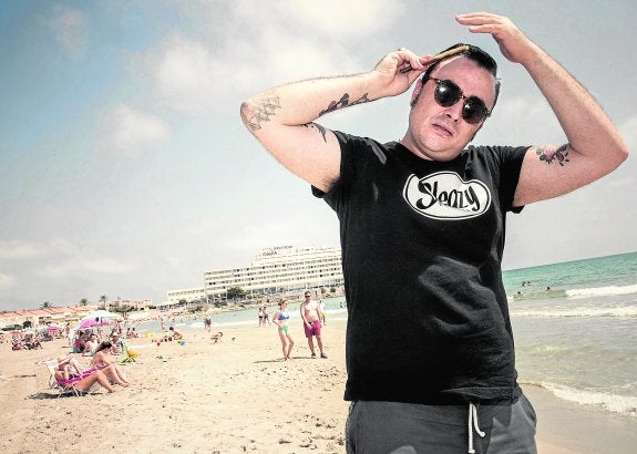 Pike Cavalero se repasa el pelo en una playa de La Manga.