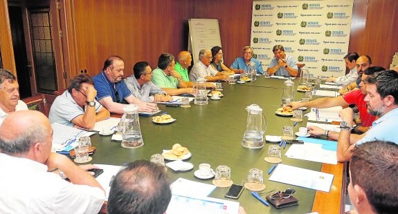La Junta de Gobierno del Scrats reunida ayer en Murcia, presidida por José Manuel Claver y José Antonio Andújar. 