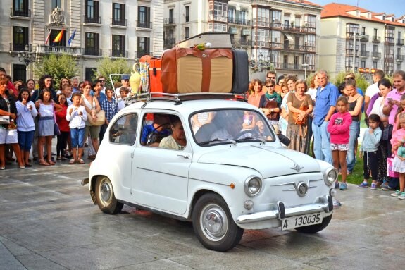 El público disfruta de 'Typical' durante una de sus representaciones en plena calle.