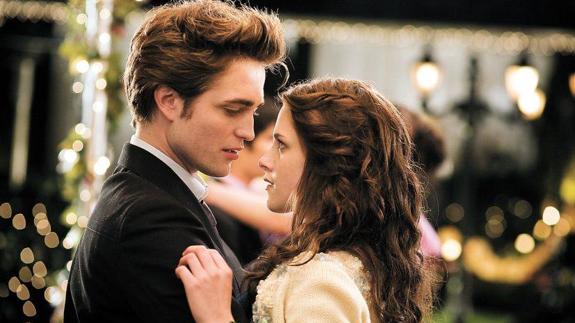 Robert Pattinson y Kristen Stewart en una de las películas de la saga 'Crepúsculo' gracias a la cual se conocieron. 