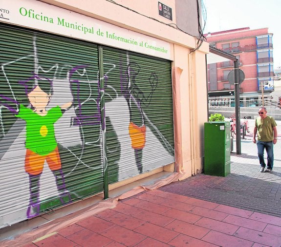 Persianas decoradas con grafitis artísticos en Saavedra Fajardo. 