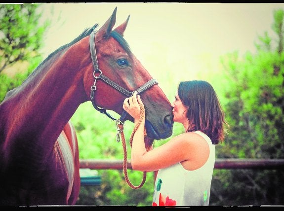 Isabel Hernández, con su caballo William.