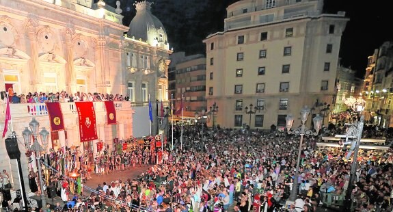 La Plaza del Ayuntamiento de Cartagena, a rebosar de público, en septiembre de 2015 durante el acto del pregón de las Fiestas de Carthagineses y Romanos.