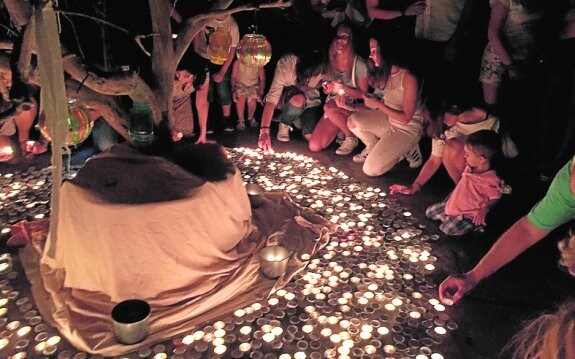 Miles de velas iluminaron la noche en Aledo. 