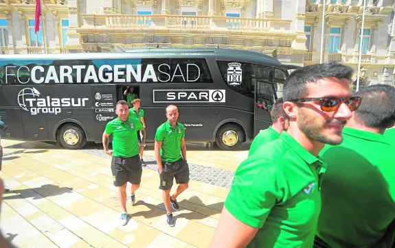 El nuevo autocar del FC Cartagena. 