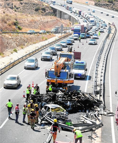 El accidente provocó enormes retenciones durante más de dos horas. 