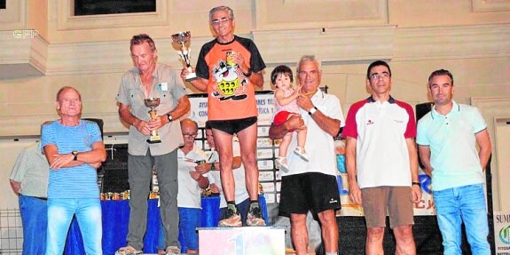 Los ganadores en la categoría senior de la carrera. 