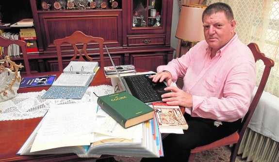 Juan Regis, investigando (sobre cocina, claro) en el salón de su casa, frente a su restaurante (La Cerdanya), en Cartagena. 