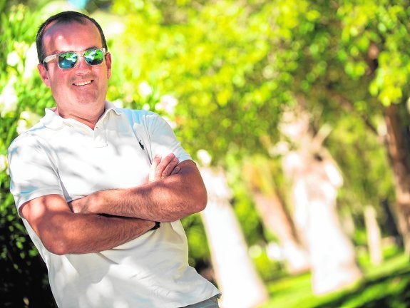 Javier Iniesta, en un parque de Murcia. 