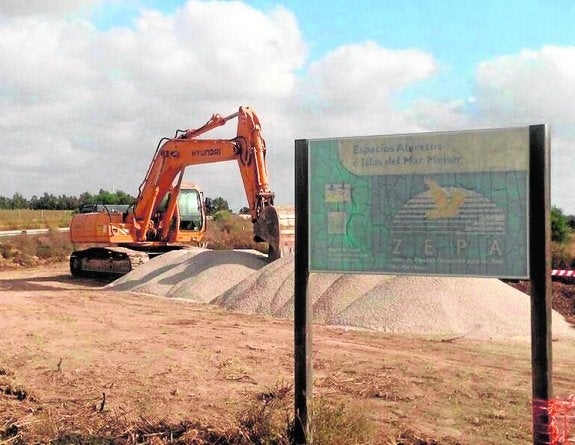 Obras de roturación, en la Marina del Carmolí.