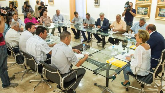 Un momento de la reunión entre Gobierno regional y los regantes, este lunes en San Esteban.