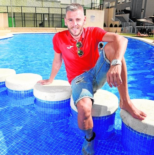 Miguelín, en la piscina de su casa de Altorreal, en Murcia. 