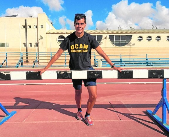 Lorenzo Albaladejo, en la pista de atletismo de San Javier donde entrenó cientos de horas desde niño. 