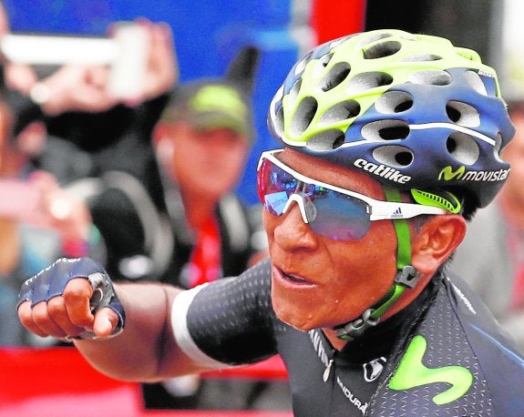 Nairo Quintana celebra su triunfo en los Lagos. 