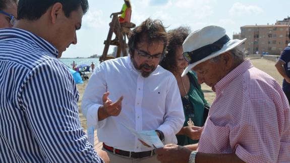 El consejero Pedro Rivera le explica a un ciudadano las propuestas para La Manga. 