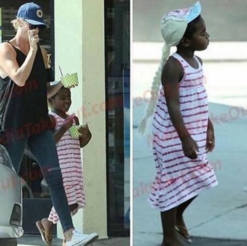 Charlize Theron junto a su hijo Jaclson, que lucía la controvertida peluca. 