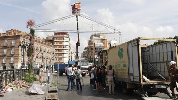 Instalación del arco de flores que engalanará el Puente de Los Peligros durante la Feria, este miércoles.