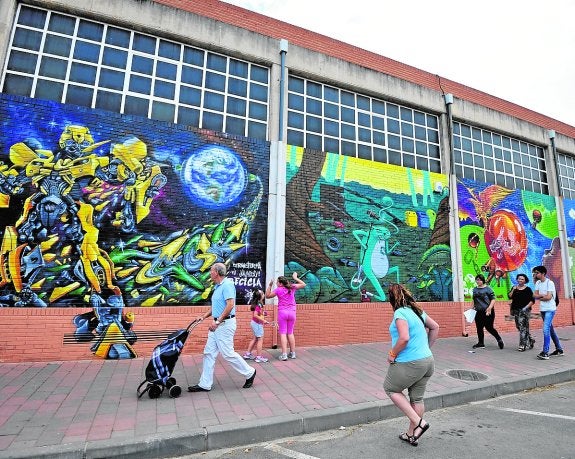 Grafitis en la piscina del Infante realizados por los artistas Come1, Zai, Isaak y Chip. 