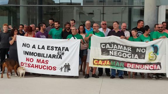 Miembros de la Plataforma de Afectados por la Hipoteca en la puerta de los juzgados de Mula.