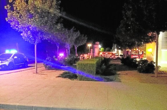 Vehículos de bomberos y Policía Local, el miércoles por la noche frente al acceso al servicio de Urgencias de Los Arcos.