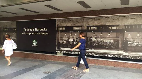 Cartel de Starbucks que luce la fachada de El Corte Inglés.