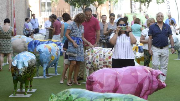 Visitantes de la exposición instalada en la calle Basabé, este domingo tras la inauguración.