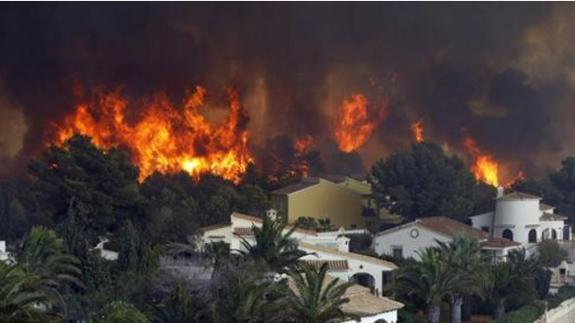 Las llamas, ante las casas en la Granadella. 