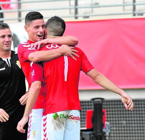 Roberto Alarcón y Titi celebran un gol ante el Lorca, en el derbi del domingo.