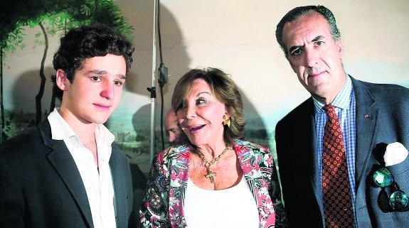 Froilán y su padre, con la exsenadora del PP Pilar Aresti, en la plaza de toros de Bilbao este mes de agosto. 