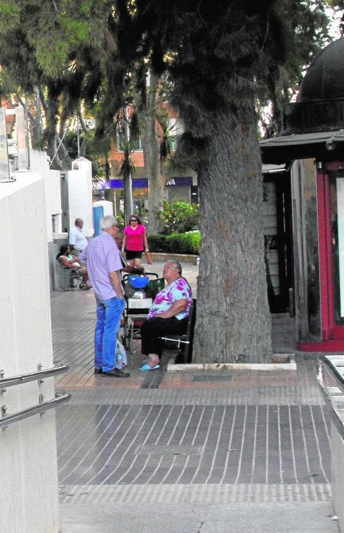 Vendedores ilegales, junto al mercado de Santa Florentina.