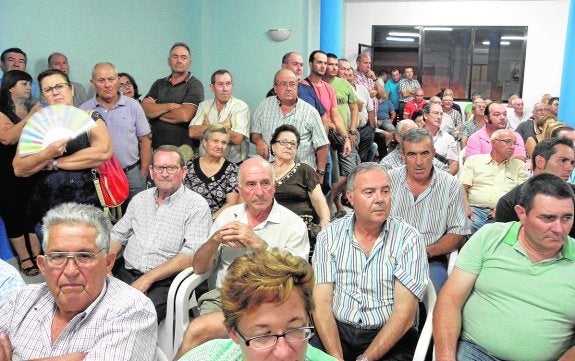 Regantes en el salón de actos de la Comunidad de Totana, ayer. 